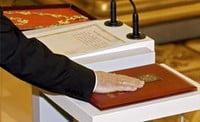 Рука Президента на Конституции РФ Рука Президента на Конституции РФ
